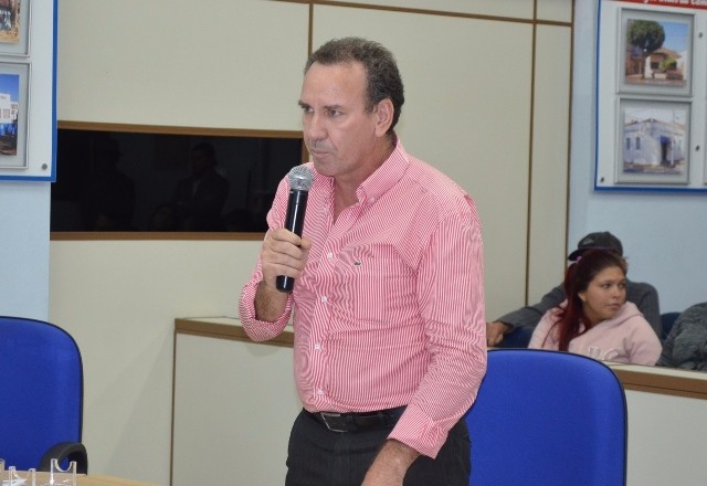 2016525_Professor Antonio festeja recursos para recapeamento no Jd São Jorge